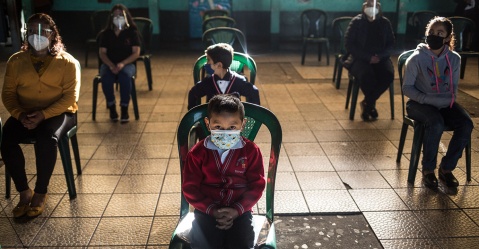 Estudiantes de primaria de la escuela de párvulos Ramona Gil, en Chimaltenango, asisten a la inauguración del ciclo escolar presencial, el 22 de febrero Esteban Biba/EFE