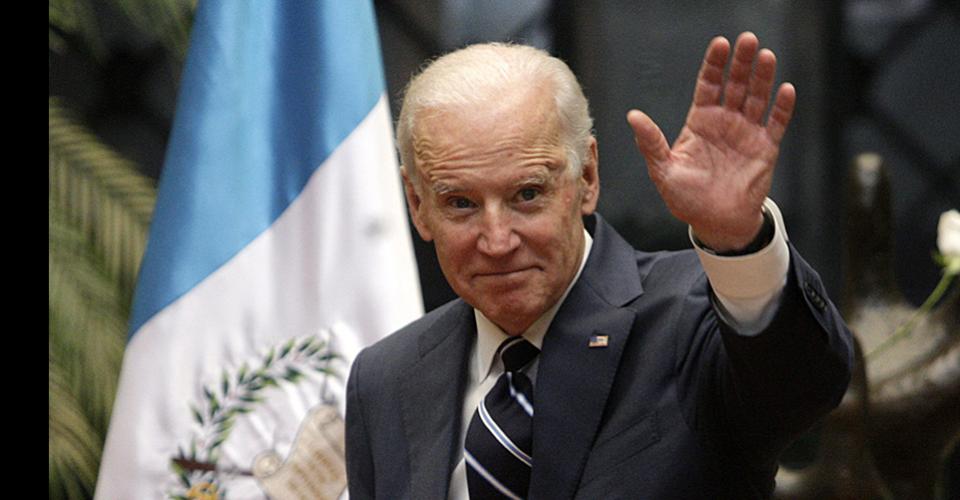 El vicepresidente de Estados Unidos, Joseph Biden, saluda a su llegada a Guatemala, en una visita oficial de dos días para analizar con los presidentes del Triángulo Norte de Centroamérica el avance del plan de la Alianza para la Prosperidad para evitar la migración. 