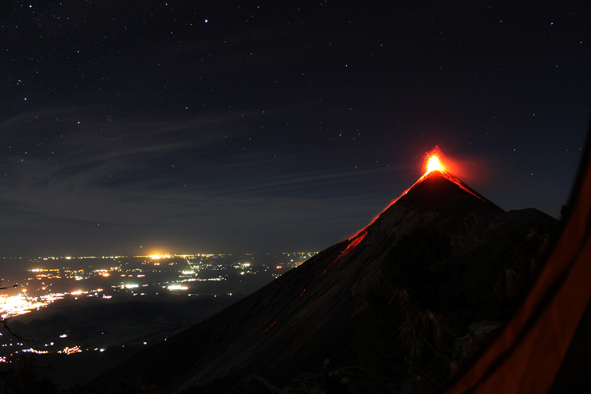 El volcán de Fuego en plena actividad. Uno de los atractivos del ascenso al Acatenango.