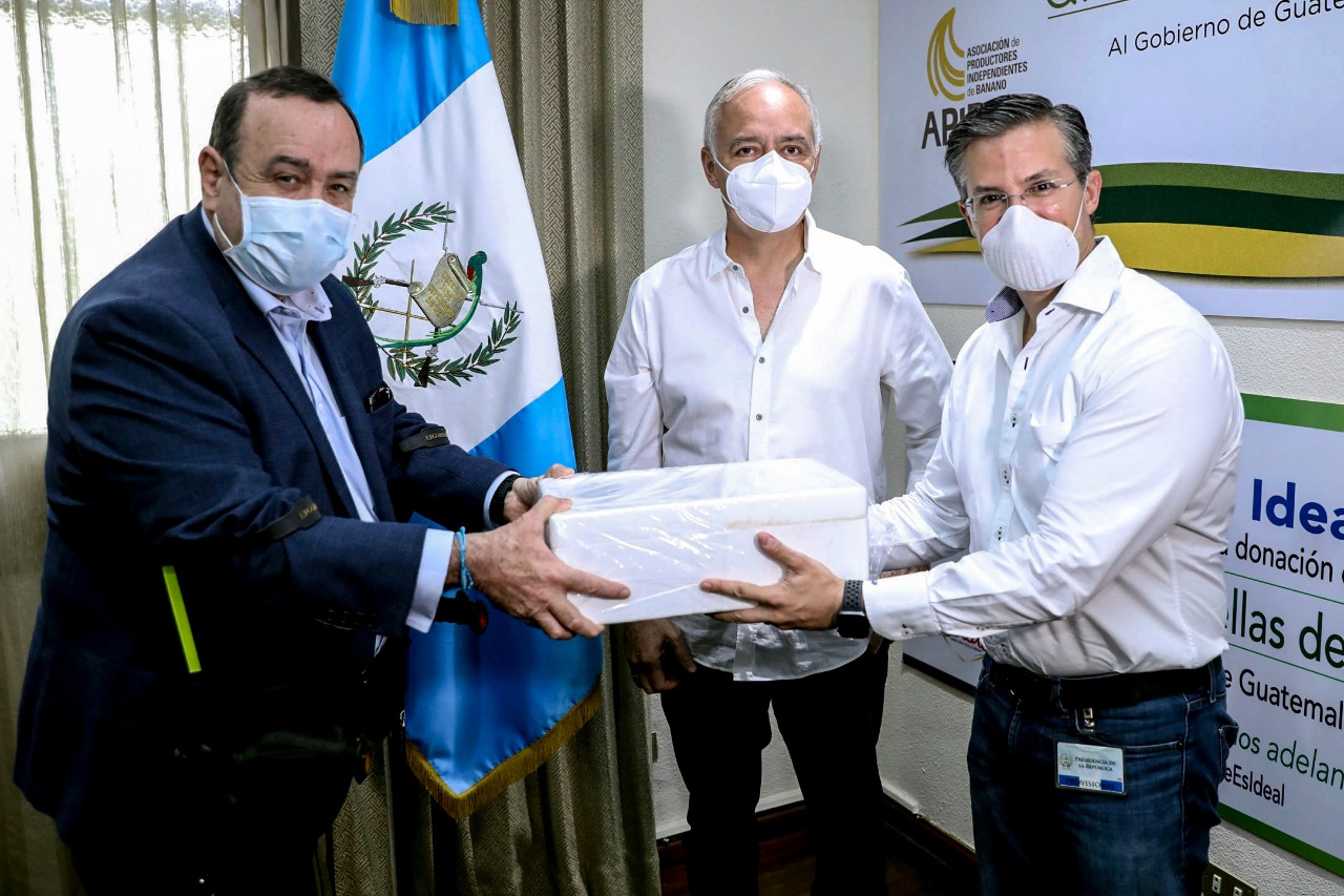 El presidente de la República, Alejandro Giammattei, recibe de las manos del presidente de Fundesa, Salvador Paiz, la donación de 6 mil pruebas para la detección del COVID19, el 06 de abril.