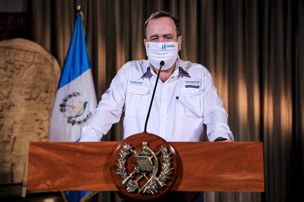 El presidente de la República, Alejandro Giammattei, durante el mensaje en cadena nacional del 15 de abril